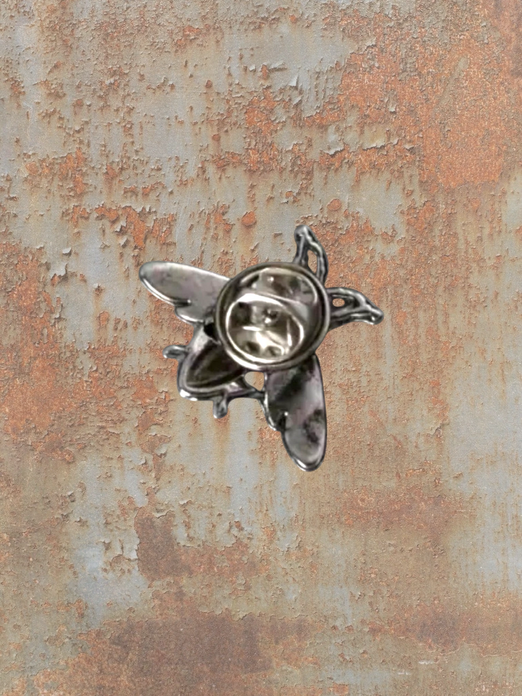WILDSIDE silver bee pin with detailed wings and body, perfect for jackets and clothing.