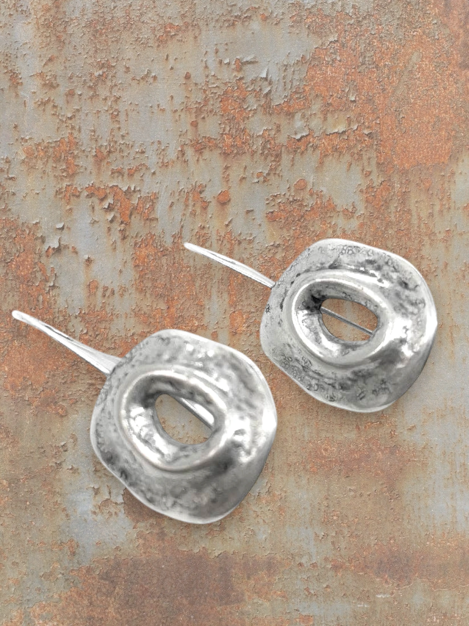 WILDSIDE silver plated zamak hammered drop earrings, approx. 5 cm long, nickel and lead-free.
