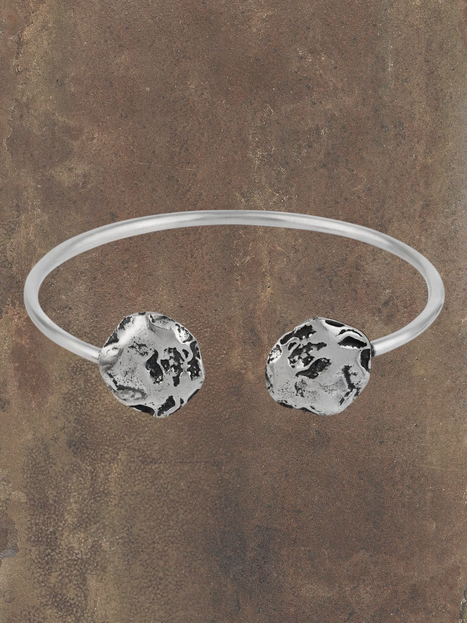 WILDSIDE adjustable silver-plated brass cuff bracelet with hammered zamak details. Made in Spain.