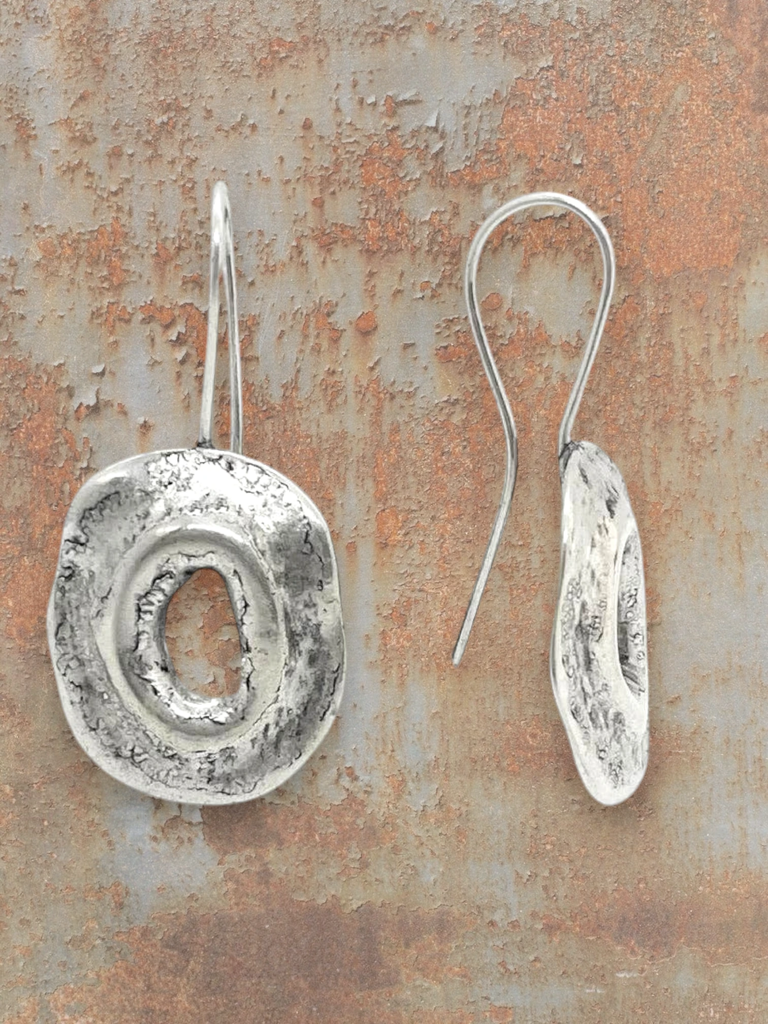 WILDSIDE silver plated zamak hammered drop earrings with hook closure, approx. 5 cm long.