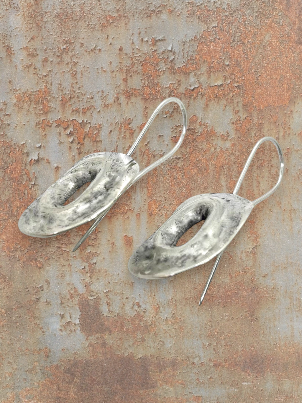 WILDSIDE silver plated zamak hammered oval drop earrings, approx. 5cm long, anti-allergenic, nickel and lead-free.