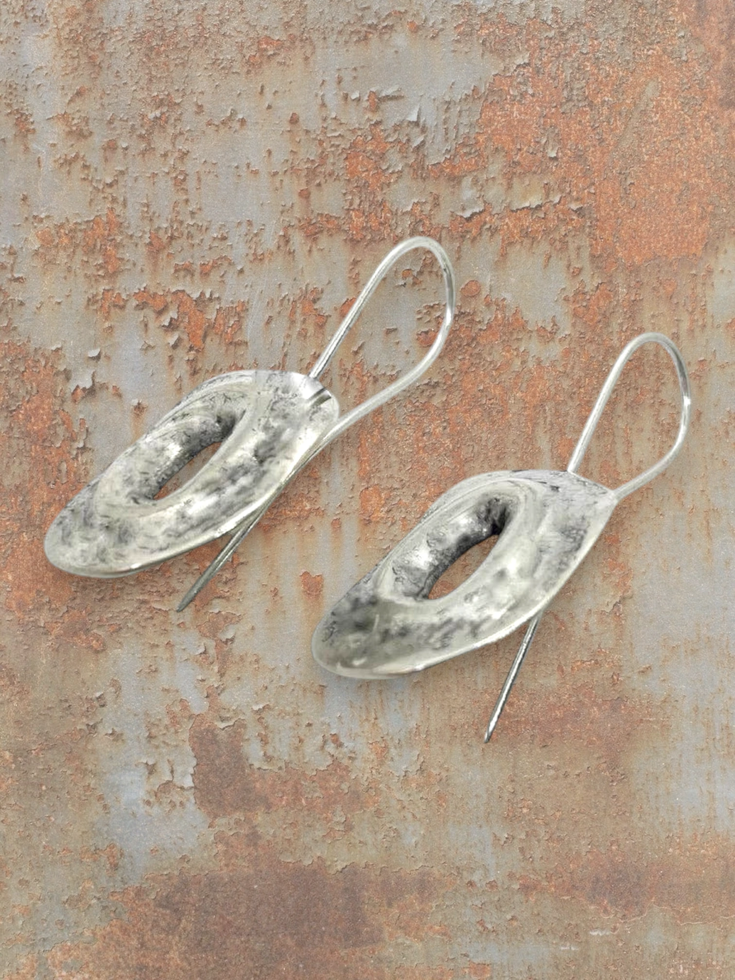 WILDSIDE silver plated zamak hammered oval drop earrings, approx. 5cm long, anti-allergenic, nickel and lead-free.